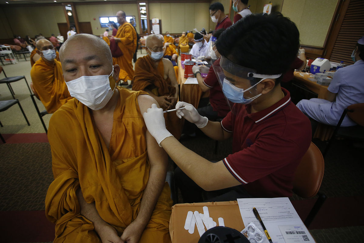 当地时间2021年5月18日,泰国首都曼谷,僧侣接种中国新冠疫苗.a health