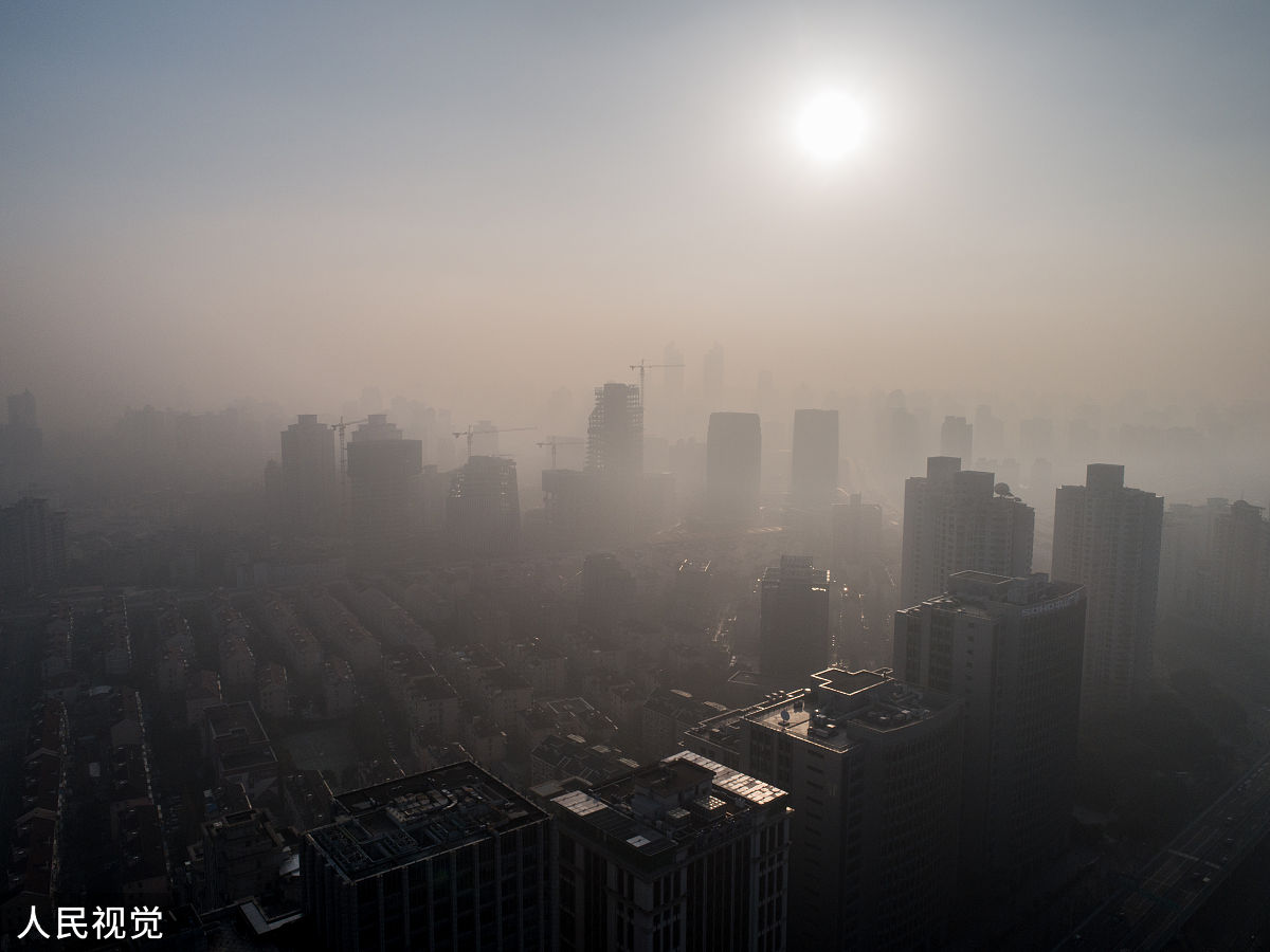 影响可见光观察效果的关键因素：光污染和大气影响