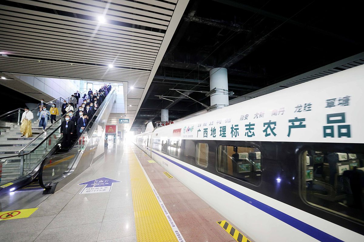 帮我排三套方案的交路。下周我要检查T256次或T778次T5821列车要求9：00和14：30在车上。可在南宁站、南宁东站、柳州站、鹰潭站站、桂林北站、全州南站、东安东站中间任意车站换乘动车、高铁。哪套方案用时最短哪套方案换乘最少哪套方案在车站等待时间最长？