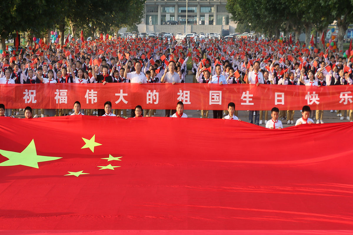 请根据下面的方案写一个经费申请柳州市第二十五中强校有我 国旗下展示活动方案升旗仪式是学校开展德育教育的途径之一是学生思想教育的有效手段。为了展现班级风采让更多的学生直接参与零距离走进国旗为每个孩子的特长展示提供平台。同时也为了让国旗下表演形式多样丰富多彩我校实行班级组织的国旗下表演的制度具体方案如下一、实施办法由初一年级开始依次开展国旗下的展示活动。负责展示的班级利用国旗下展示的这一段时间可采取各