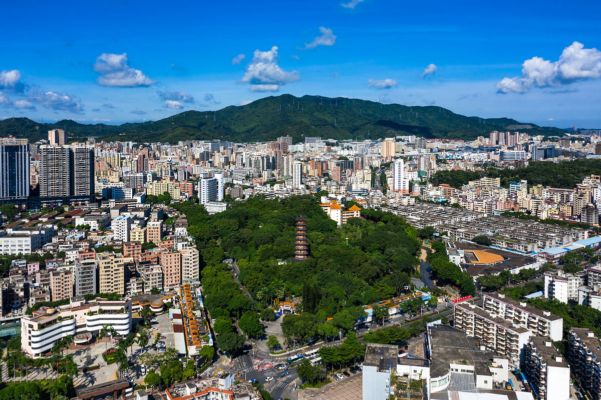 2021年8月21日,航拍深圳龙华公园风景.