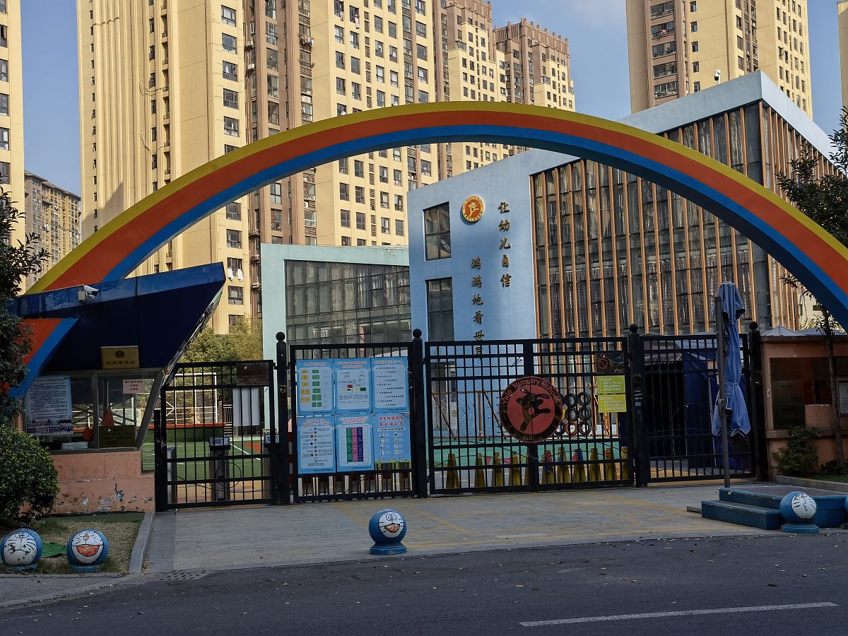 完成郑州高新区尙文幼儿园装修工程等4个项目图纸消防设计审查工作总建筑面积约为2638万平方米。对上述语句格式及标点符号进行调整使其行文通顺。