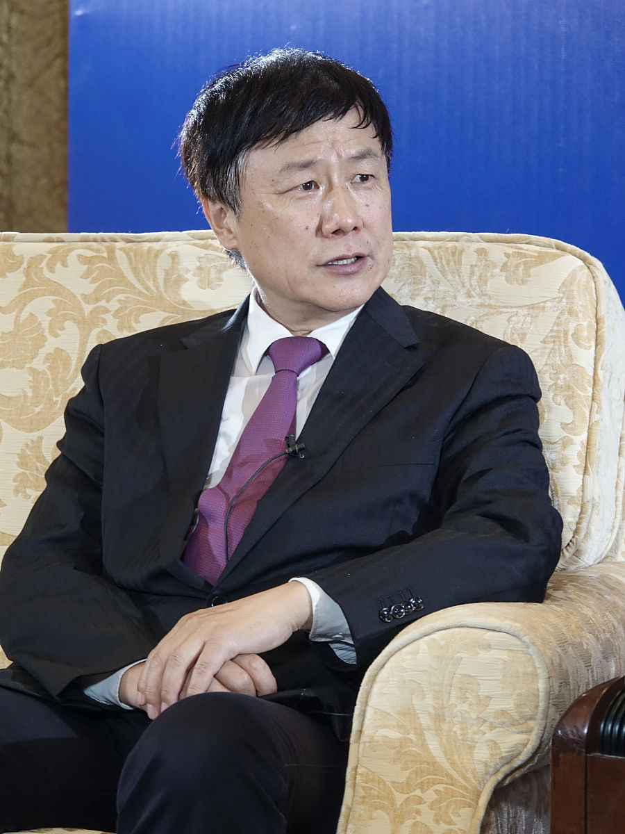 修改：尽我所能在读博士的第一个学期就确定下来。做博士研究工作最开始阅读一些中英文的综述看一看国内外的研究情况和进展。接下来为更进一步的了解研究状况我会尽可能阅读一些国外的原始论著它将会告诉我如何去完成研究的题目。