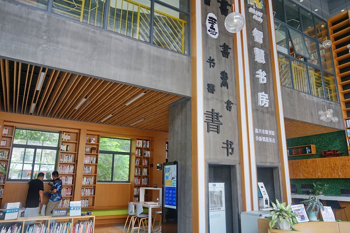 商店本身并不坏但他们肯定优先考虑与我家庭价值观相反的举措。至于书籍我们尝试在基督教书店购物并参加天主教学校。可悲的是目标疏远了许多保守的基督徒。