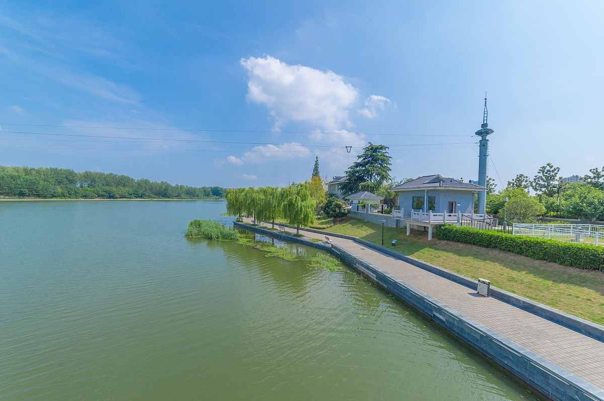 市水务局河湖长制工作处二级调研员张继红水利与建筑学院院长刘继龙针对 全市河湖长制工作幸福河湖建设生态河湖治理课程对接培训项目