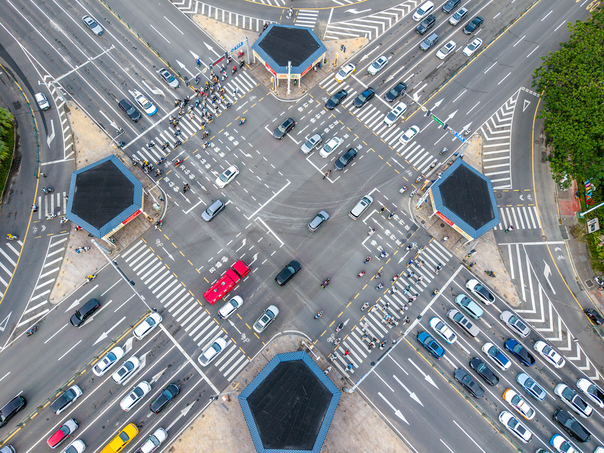 基于深度强化学习的十字路口信号灯优化：DQN方法研究