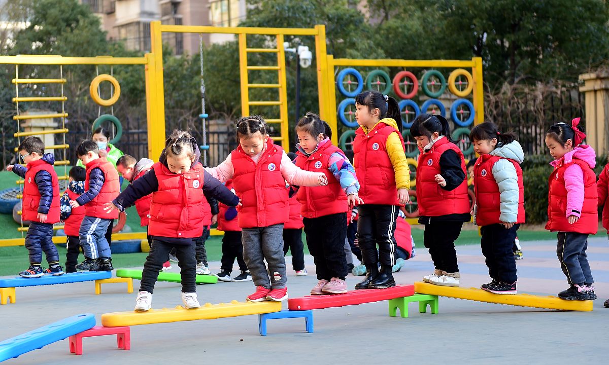 完善幼儿园体育设施，助力幼儿健康成长：户外活动的影响探究