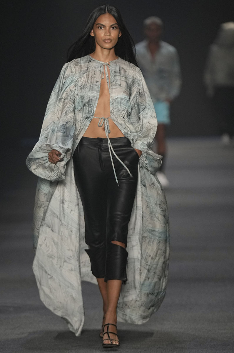 当地时间2021年11月18日,巴西圣保罗,torinno 品牌秀场.a model wears