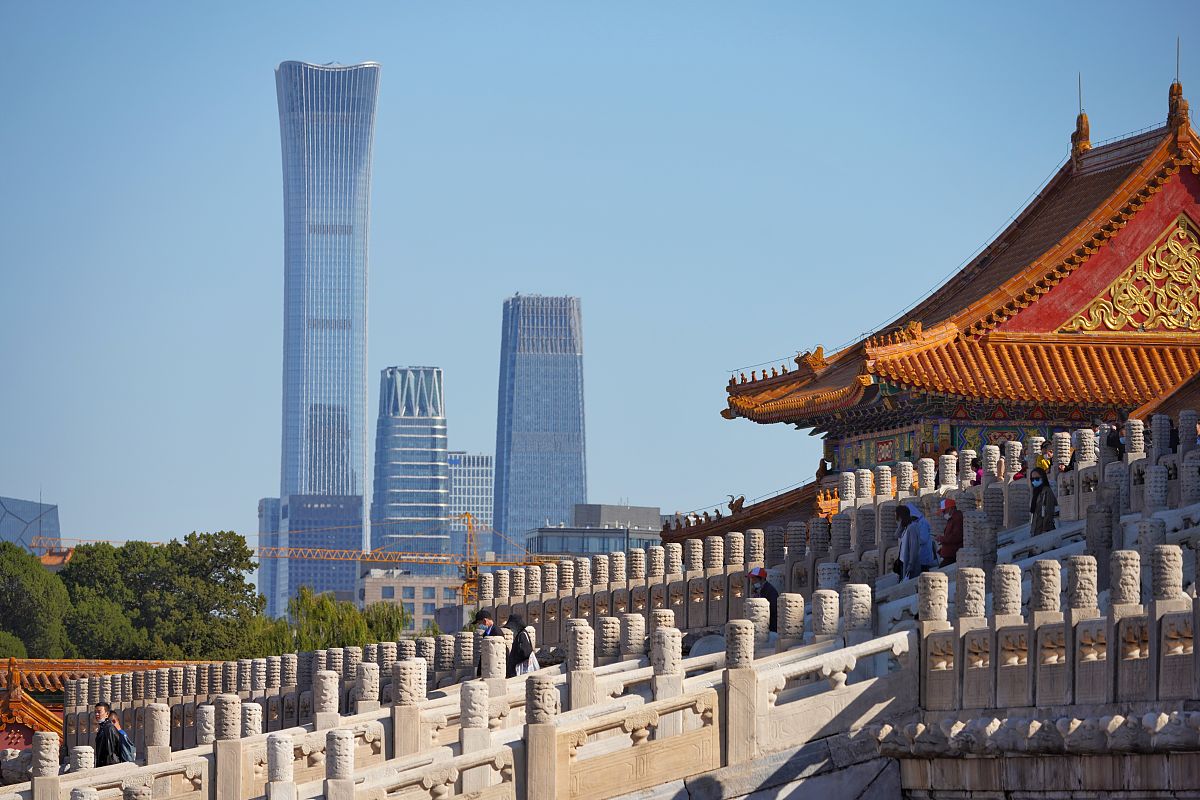 2020年10月16日,北京迎来美丽的蓝天,众多游客前来参观故宫.