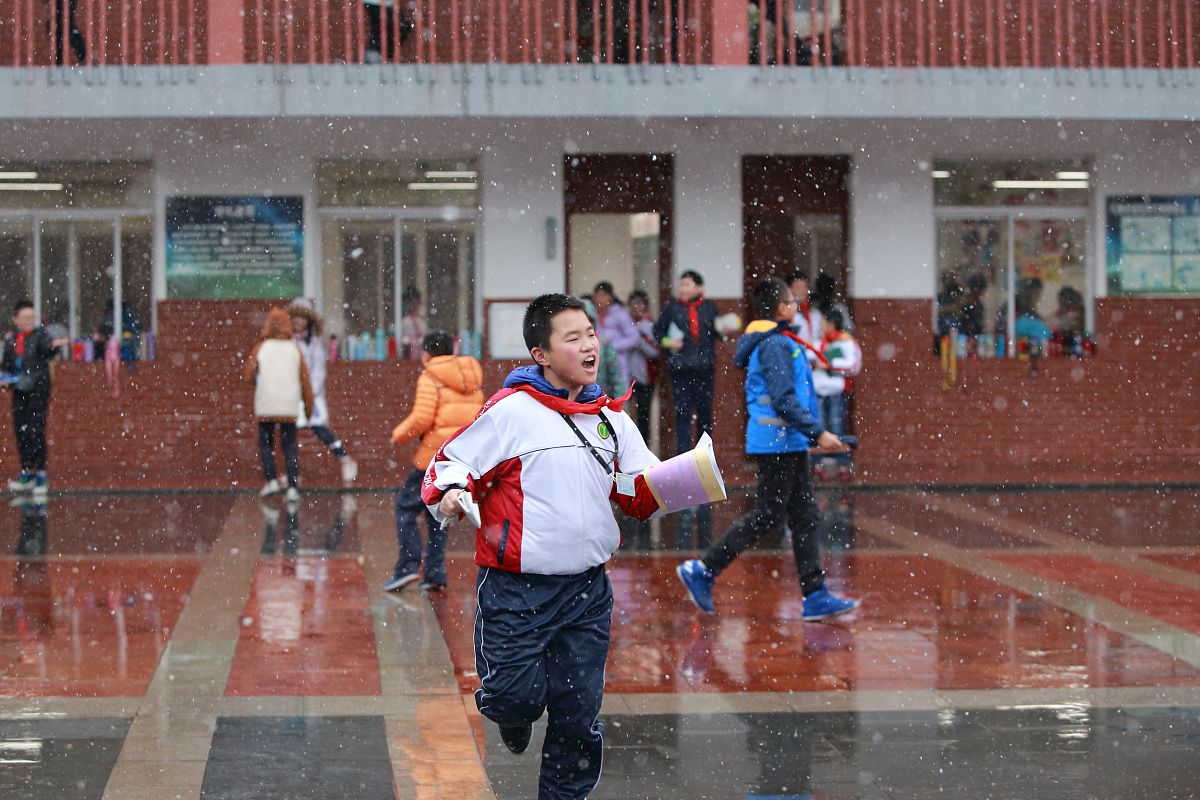 2018年12月7日,江苏无锡,扬名中心小学的孩子们在校园里行走.