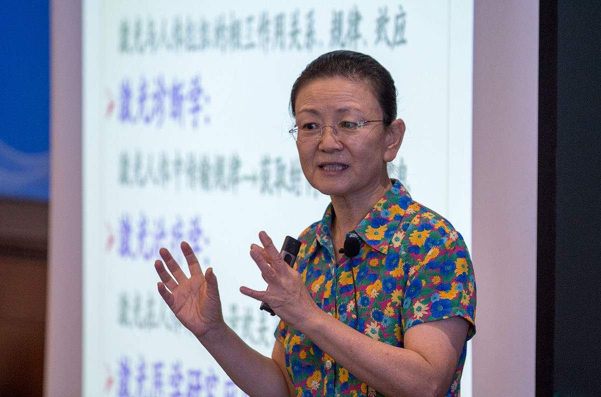 2020年8月7日,海南三亚,中国科学院院士顾瑛在讲述激光医学在健康领域