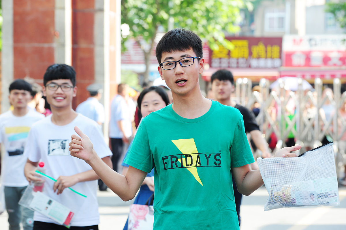 模仿鲁迅的风格写一部搞笑小说要求1万字