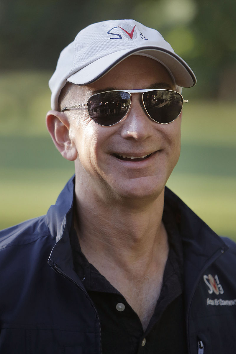 贝佐斯Jeff Bezos 于1964年1月12日出生在美国阿尔布克尔基市。他毕业于普林斯顿大学在那里他学了电脑科学和电气工程然后在华尔街的多个投资银行工作。1994年贝佐斯离开了他的工作去创建亚马逊公司这是一个在线书店最初创业就是在他自己的马车间开始的。在亚马逊创业期间他做出了一些具有标志性的决策例如在上市前多次增加了产品种类以及在网站上实现团队工作。通过这些决策贝佐斯带领亚马逊成长为一家全球性