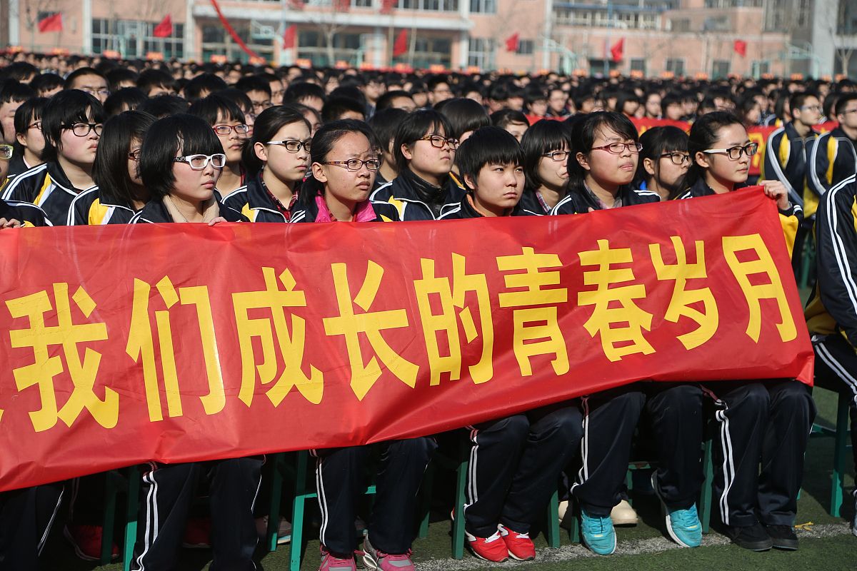 请以奋斗之歌为中心写一段关于青少年时期奋斗拼搏的850字经历
