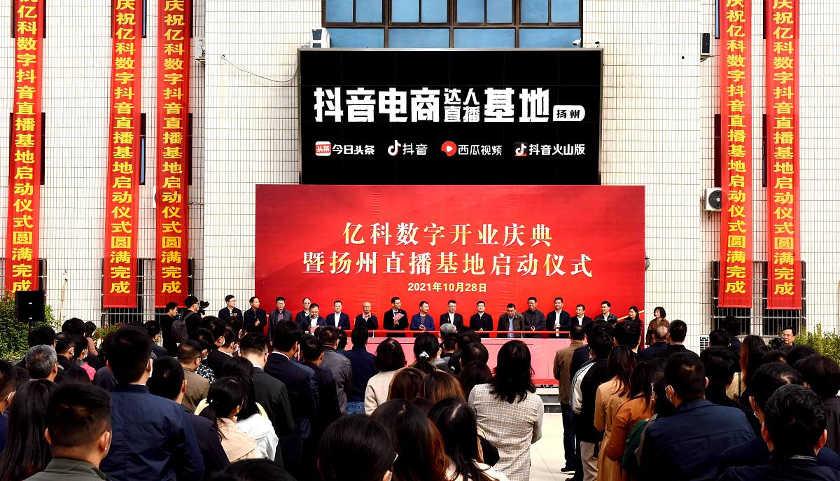 我是江西省泰和县招商局长下午要参加县里在深圳主办的招商会现场有300多位企业代表请为我写一份1000字以内的发言搞