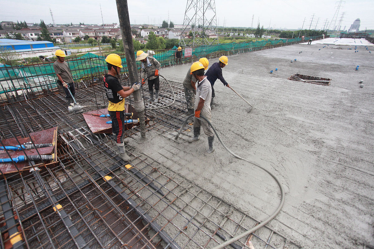 2020年8月14日,江苏扬州,广陵区湾头镇一建设工地,一名工人在工作间隙