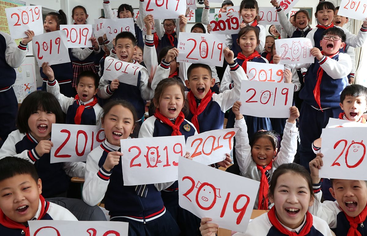 2018年12月29日,北京.小学生正在展示书写的"2019"美好愿望,喜迎2019