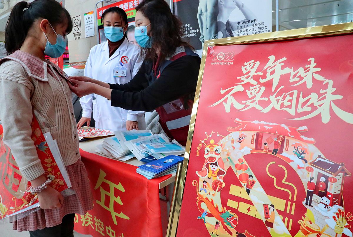 帮我写一份戒烟的每日计划要求人性化内容列出10点要求详细再详细一些