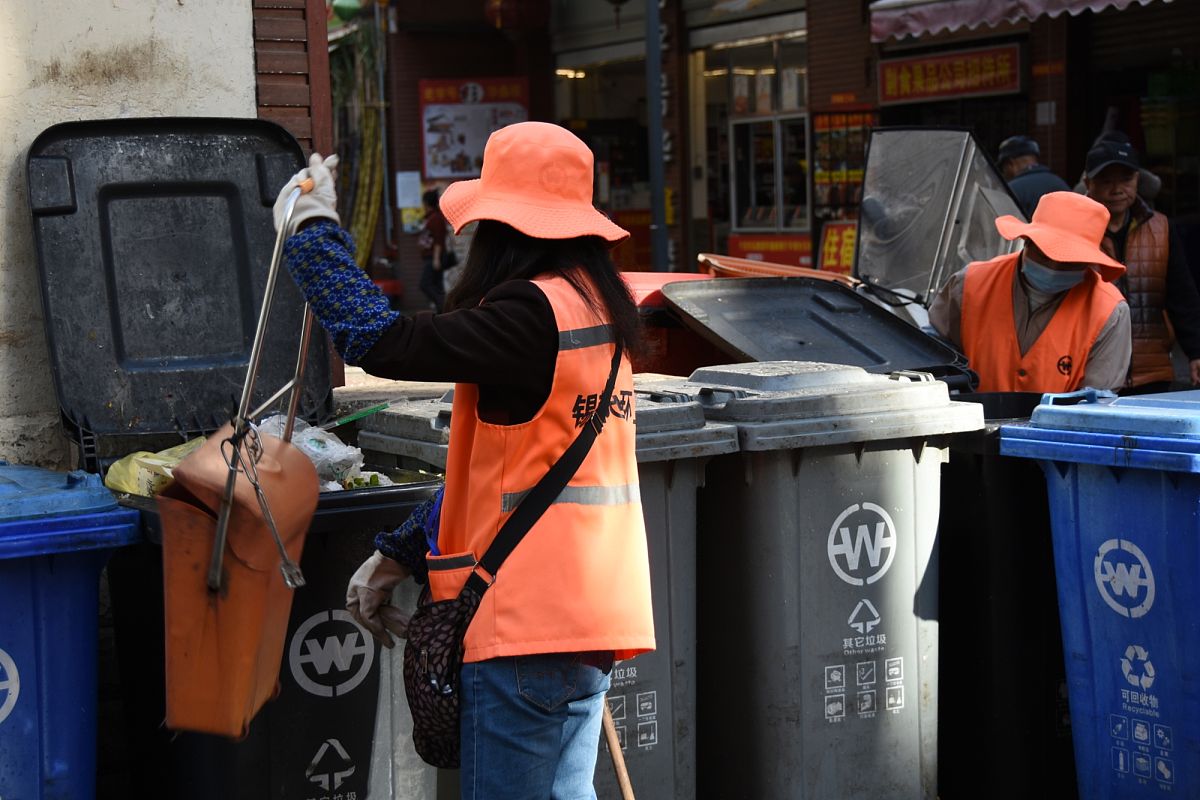 经巡查发现一些公共服务机构附近卫生环境不佳写一段文案报告