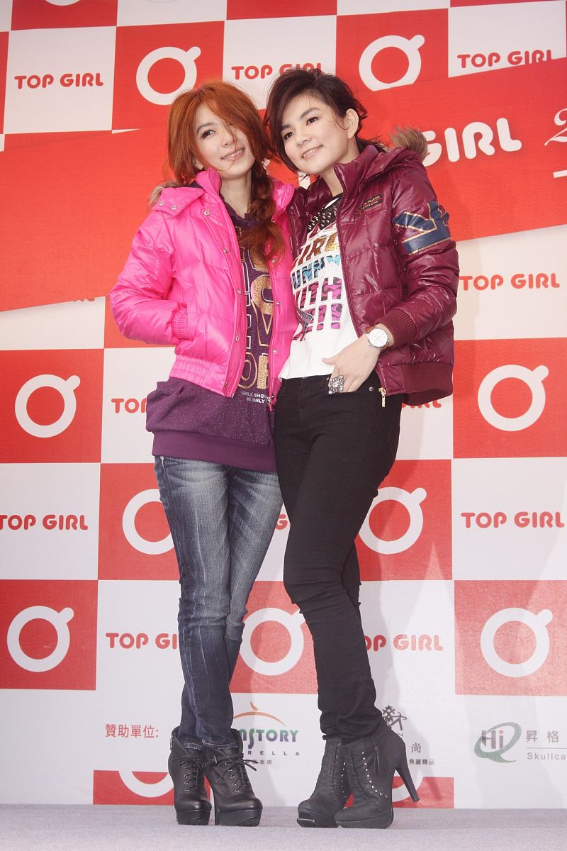 2011年12月18日,台北,s.h.e为品牌服饰担任代言人.hebe  ella+++_+++