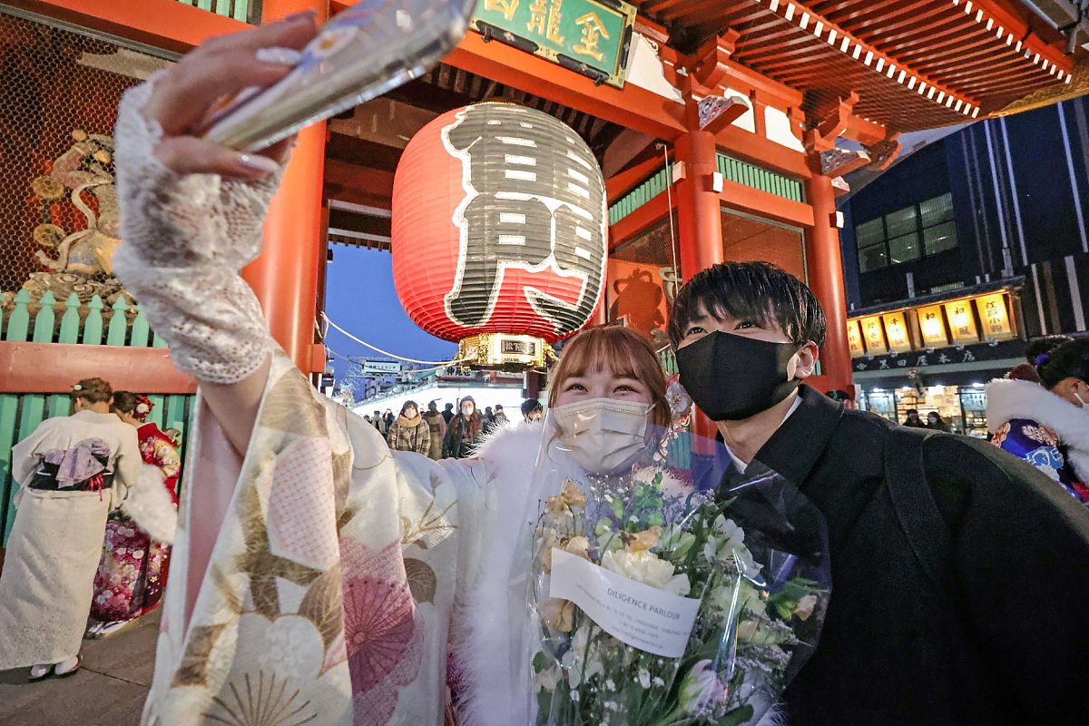 当地时间2022年1月10日,日本东京,当地为20岁的年轻人举办成人礼活动.