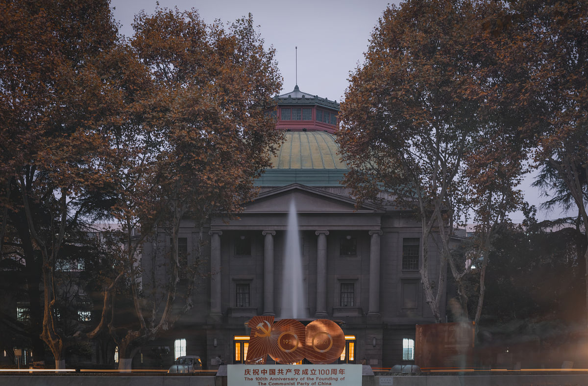 2021年11月17日,初冬时节,南京,东南大学校园植物染金黄.