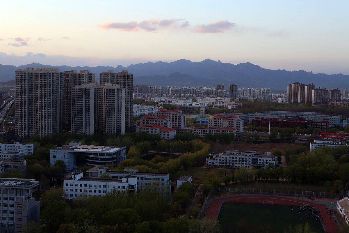 2021年4月16日,春日傍晚的秦皇岛西部城区迷人景观.