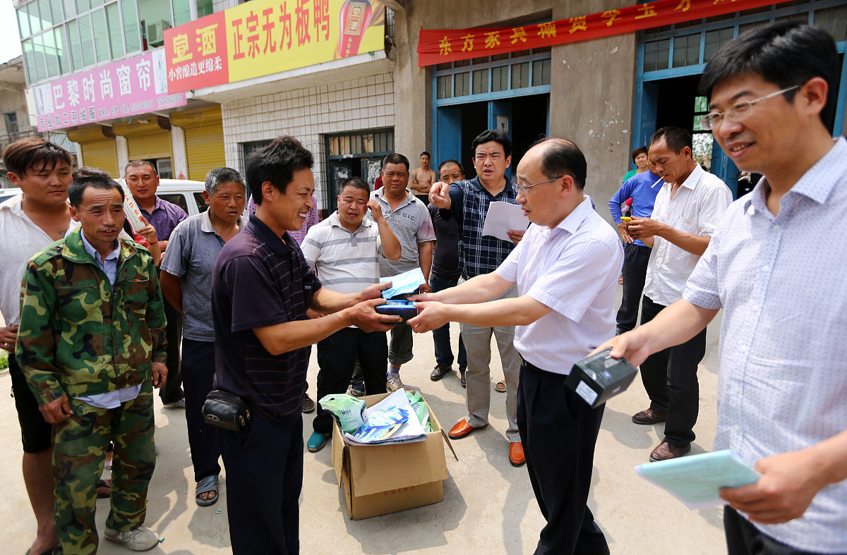 帮我换一种表达方式：其次王春晓等学者通过分析和总结不同经济社会发展阶段的三明和深圳改革经验认为从体系整合的不同模式、形式、程度来看整合是卫生治理的基础。与此同时卫生治理也促进了整合的实现