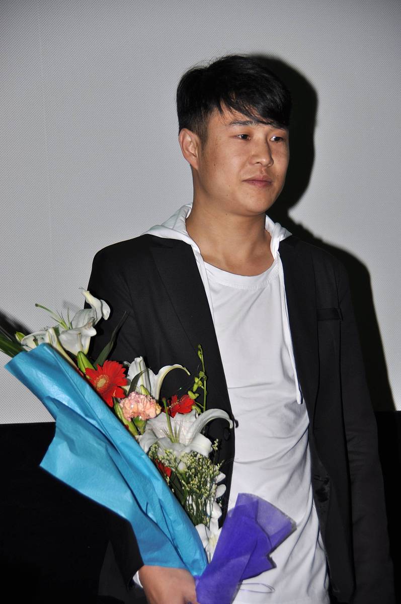 从前有一个孩子叫小明他喜欢上了一个女孩你继续讲