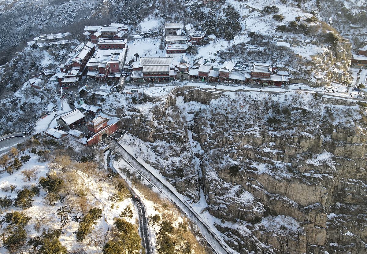 2021年3月1日,山东泰安,一场春雪降临,泰山变成了美轮美奂的"冰雪世界