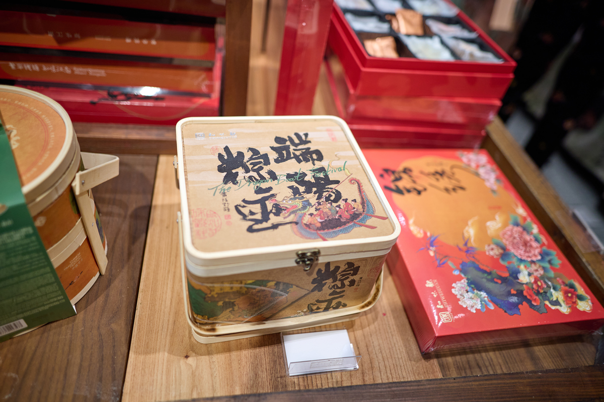 南京特产在哪买比较好南京特产可以在以下地方购买：1南京夫子庙：这里有许多小吃和特产店如南京盐水鸭、金陵蜜饯、糖藕、汤圆等等。2中山陵周边：这里也有很多小吃和特产店如南京鸭血粉丝汤、梅花糕、糯米饭等等。3鼓楼大街：这里有很多小吃和特产店如南京鸭血粉丝汤、江苏卤面、三鲜锅贴等等。4南京市场：南京市场是南京最大的市场之一这里有各种小吃和特产如南京金糕、麻酱凉粉、翘脚牛肉等等。总的来说去南京游玩夫子庙、中