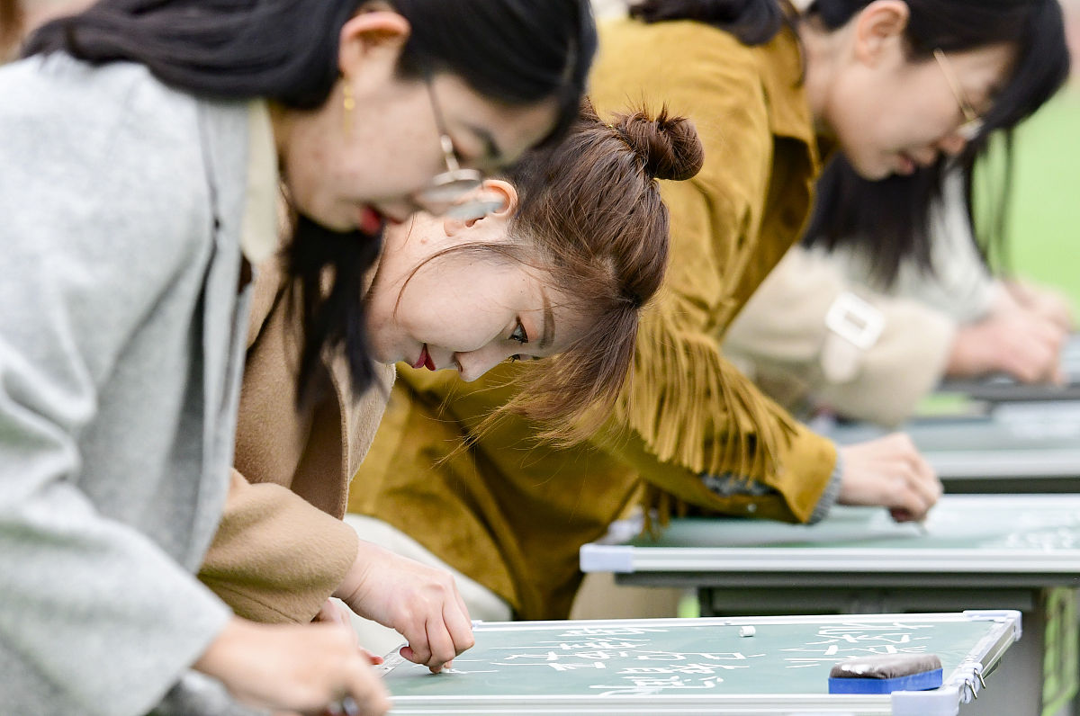 写一篇人民教育出版社初中数学七年级下册《911不等式及其解集》的教学设计1教学内容分析分析本课时教学内容在单元中的位置学习内容对发展学生核心素养的功能价值蕴含的学科价值观念确定的教学主题已学内容与本科内容的关联等；2学情分析分析学生学习本课时内容的基础重点从学段衔接角度阐明学生在知识、技能、方法等方面的共性和差异性基础学生的兴趣与需求以及拟采取的相应的教学策略；3学习目标确定根据课程标准和学生实际