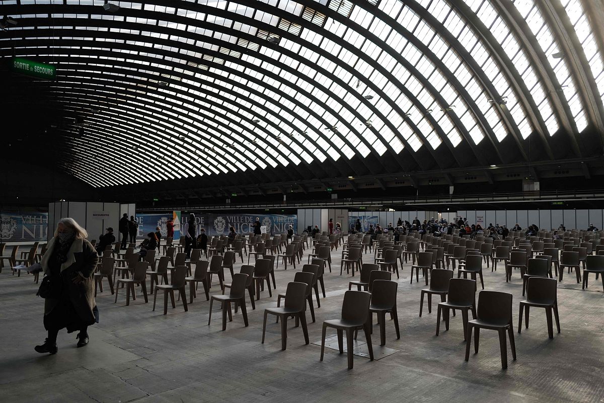 模仿公务员考试申论写作风格润色下面段落：为完善落实一企一档推动企业环境精准管理。现需要运用好高新区企业环境管理系统在原系统现有117家企业信息基础上进一步将企业环评文件、排污许可登记、主要产排污工艺、日常监管信息等内容进行补充录入实现企业环境管理电子化、信息化提高执法人员企业监管精细化和便捷化更好服务企业全生命周期管理。 该项工作由执法科牵头各科室积极配合。具体工作内容如下： 制定辖区重点企业分组