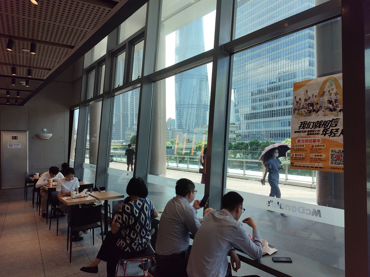 作为一家咖啡厅我想要让更多上班族知道我们的存在帮我做个在地铁站电视屏幕播放的硬广吧。视频广告需要包括【广告标题、场景、广告人物、对白、音乐与音效、后期剪辑和特效要求】这几个部分