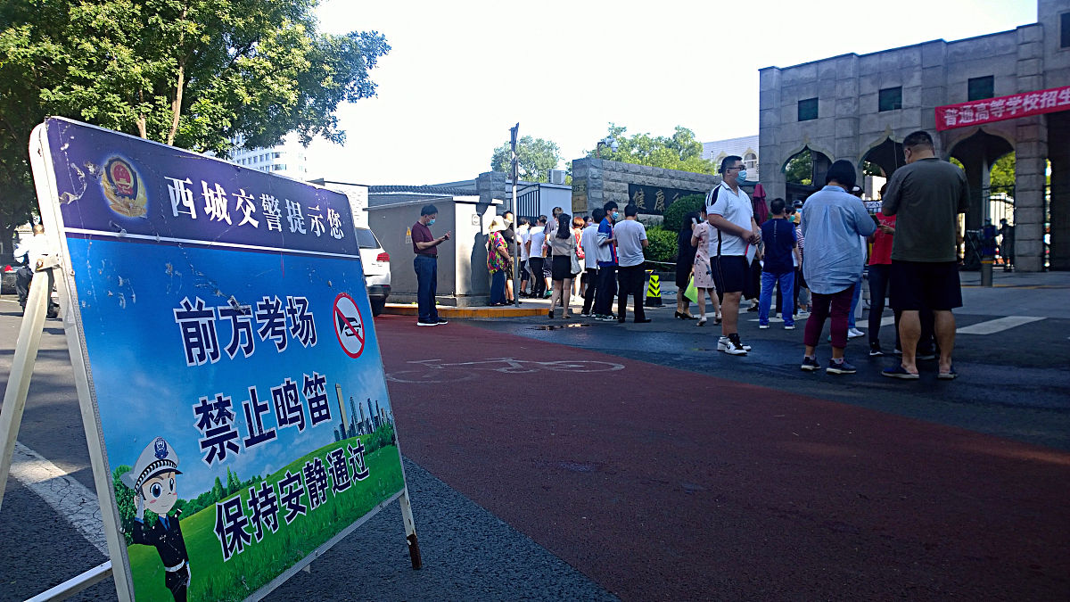 武汉东新电子技工学校学生可以参加学校社团吗？