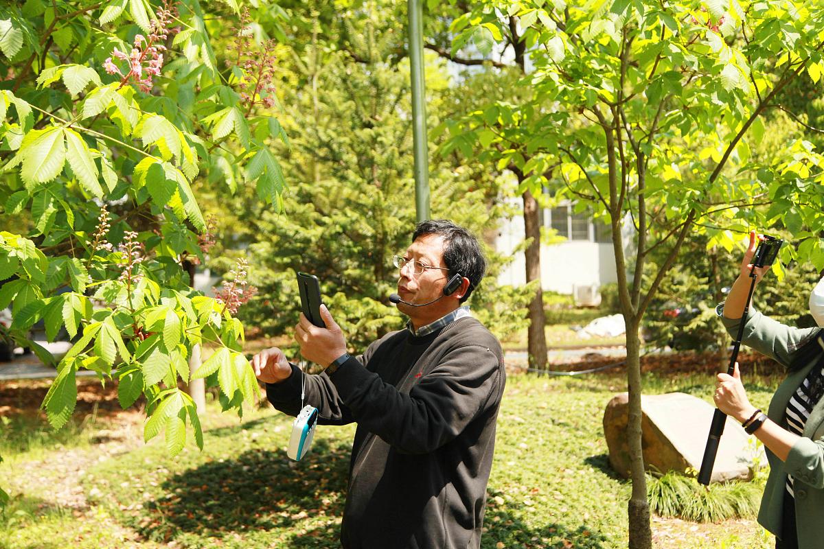 写一份关于搞笑汽车主播的抖音直播话术要求时长20分钟