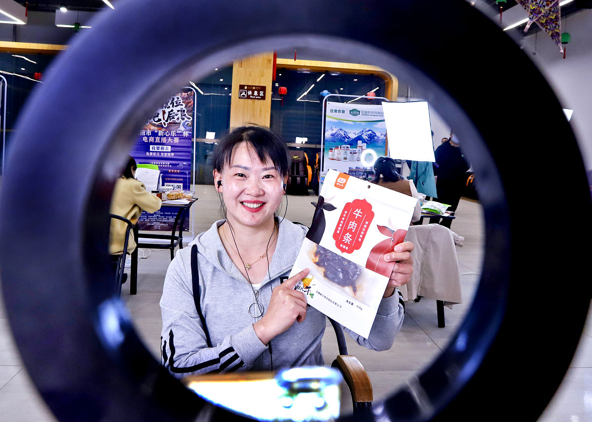 改写以下文章保留分段原稿如下某知名短视频社交平台上的所谓PK是指某主播在直播时对另一个直播间的主播发起挑战。对方一旦接受挑战两个主播就可以进行连麦互动比拼人气直播界面一分为二同时显示两个主播的画面两方粉丝也会进入到同一个直播间中。在PK开始之前双方会约定好输掉的一方会有惩罚。760多人见证了三千哥和另一位主播的人气PK在这最后一次的PK中三千哥落败不得不接受惩罚而惩罚的内容是饮下四瓶牛栏山白酒。在