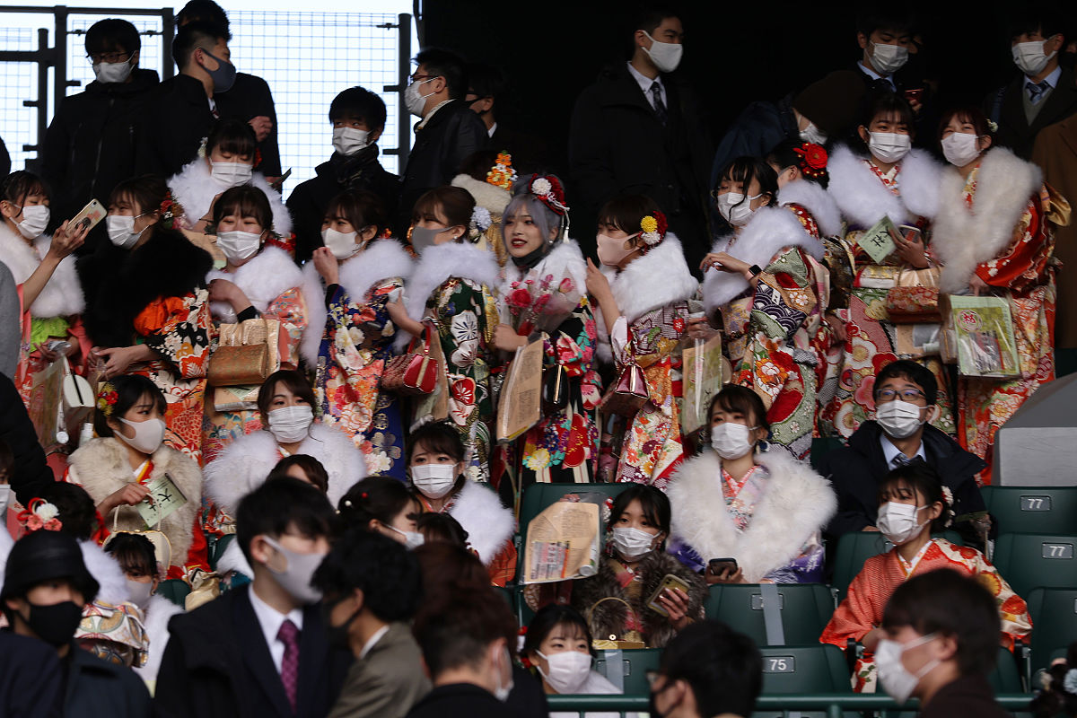 当地时间2021年1月11日,日本西宫市,阪神甲子园球场上户外成人礼举行.