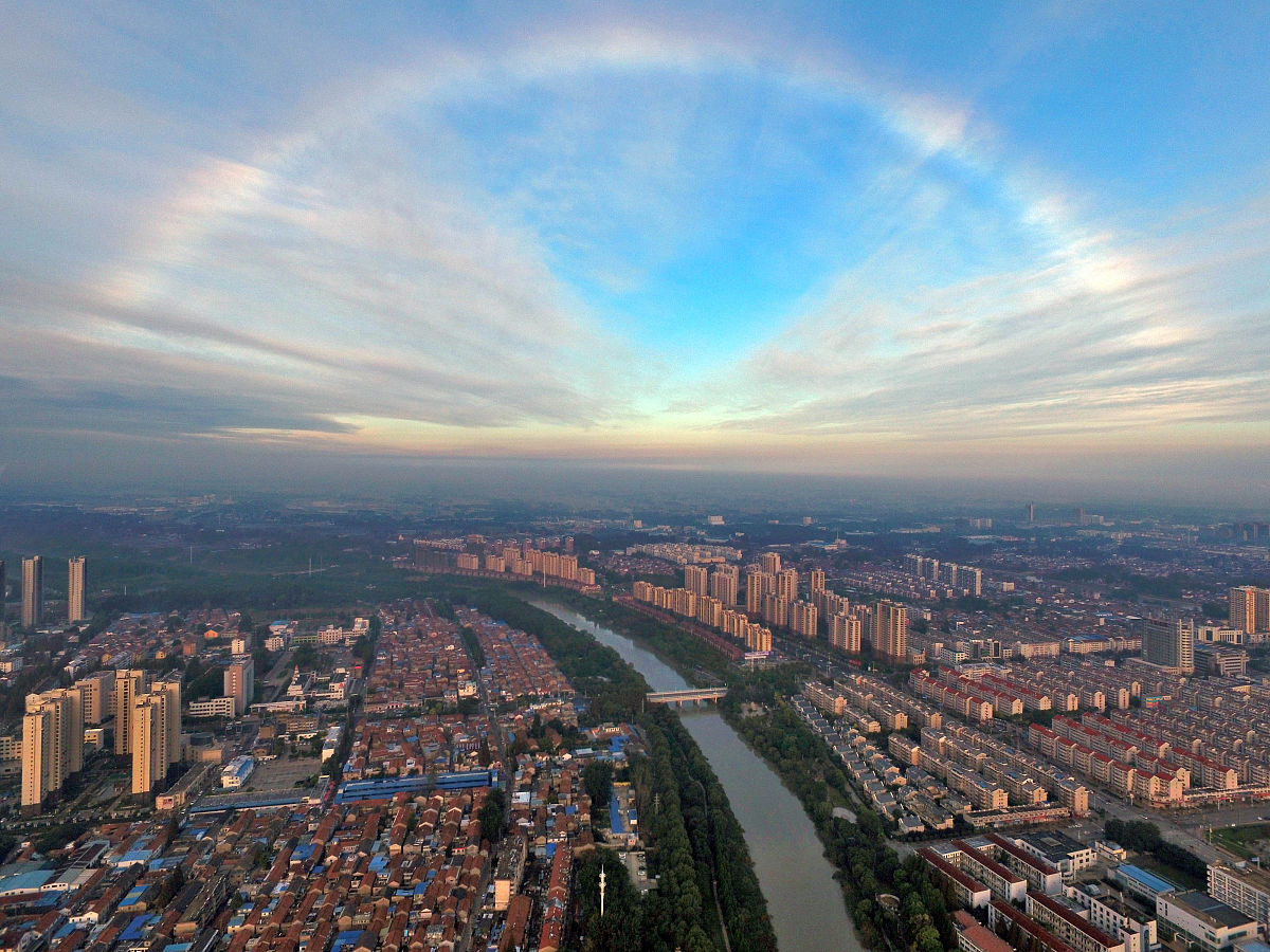 2016年10月14日,江苏省淮安市,航拍淮安市古淮河畔城市上空的彩虹.当