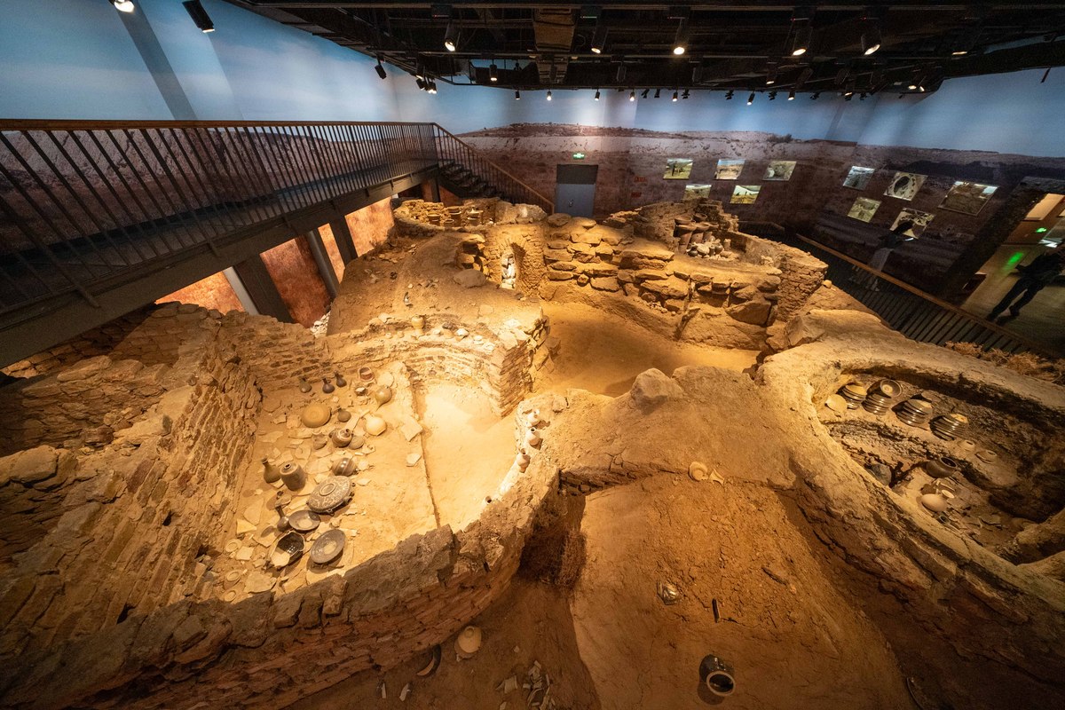 七里河优美描写七里河是甘肃省兰州市的一个区位于兰州市中心区域是兰州市的政治、文化、经济中心之一。七里河区地形起伏山峦交错河流纵横景色优美被誉为兰州市的绿肺。在七里河可以欣赏到壮观的甘肃省博物馆和兰州市图书馆这两座建筑是兰州市的标志性建筑之一。此外七里河还有许多美丽的公园和广场如七里河公园、西固公园、兰州市民广场等这些公园和广场都有着绿树成荫、花香四溢的美丽景色是市民休闲娱乐的好去处。七里河还有许多