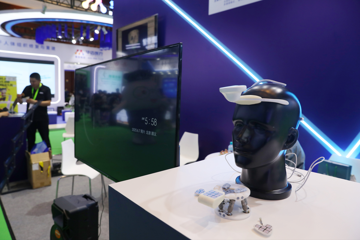 通过手指动作带动线性导体在电容矩阵移动测量手指动作并通过对手指上的线性导体进行反向牵引作为力回馈并在各手指指尖指肚增加电容传感捕捉手指动作在手背上放置位置传感器用于定位手掌运动来实现VR设备人机交互方案的融资方案