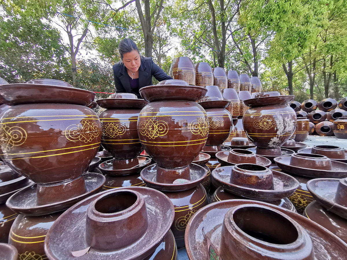 古代盛放腌菜、肉酱或调料的食器：酱缸、瓷罐、瓦坛、石臼