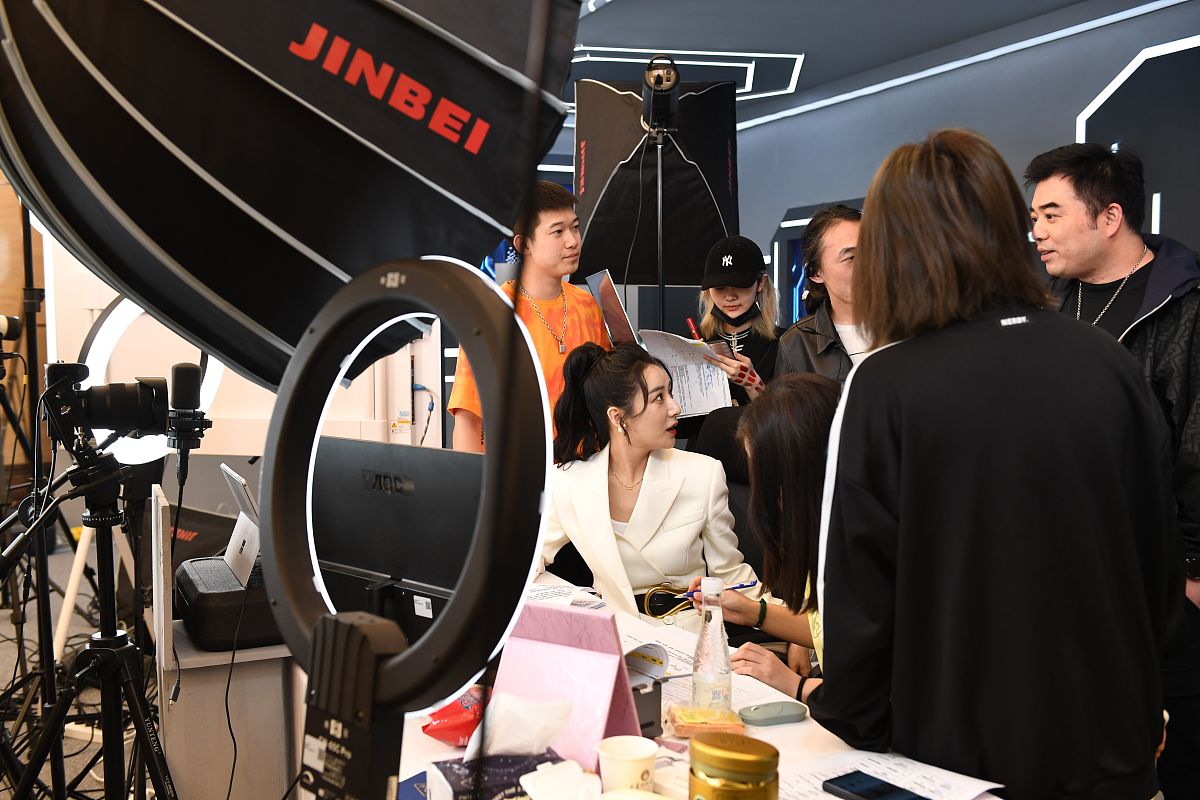 根据以下三点帮我写四点做得好的地方我的岗位是抖音直播带货叮叮懒人菜食品旗舰店的直播场控1直播间与主播配合默契直播氛围较好2直播间应急补位能力没有冷场情况3能够很好融合适应配合团队交流沟通无障碍