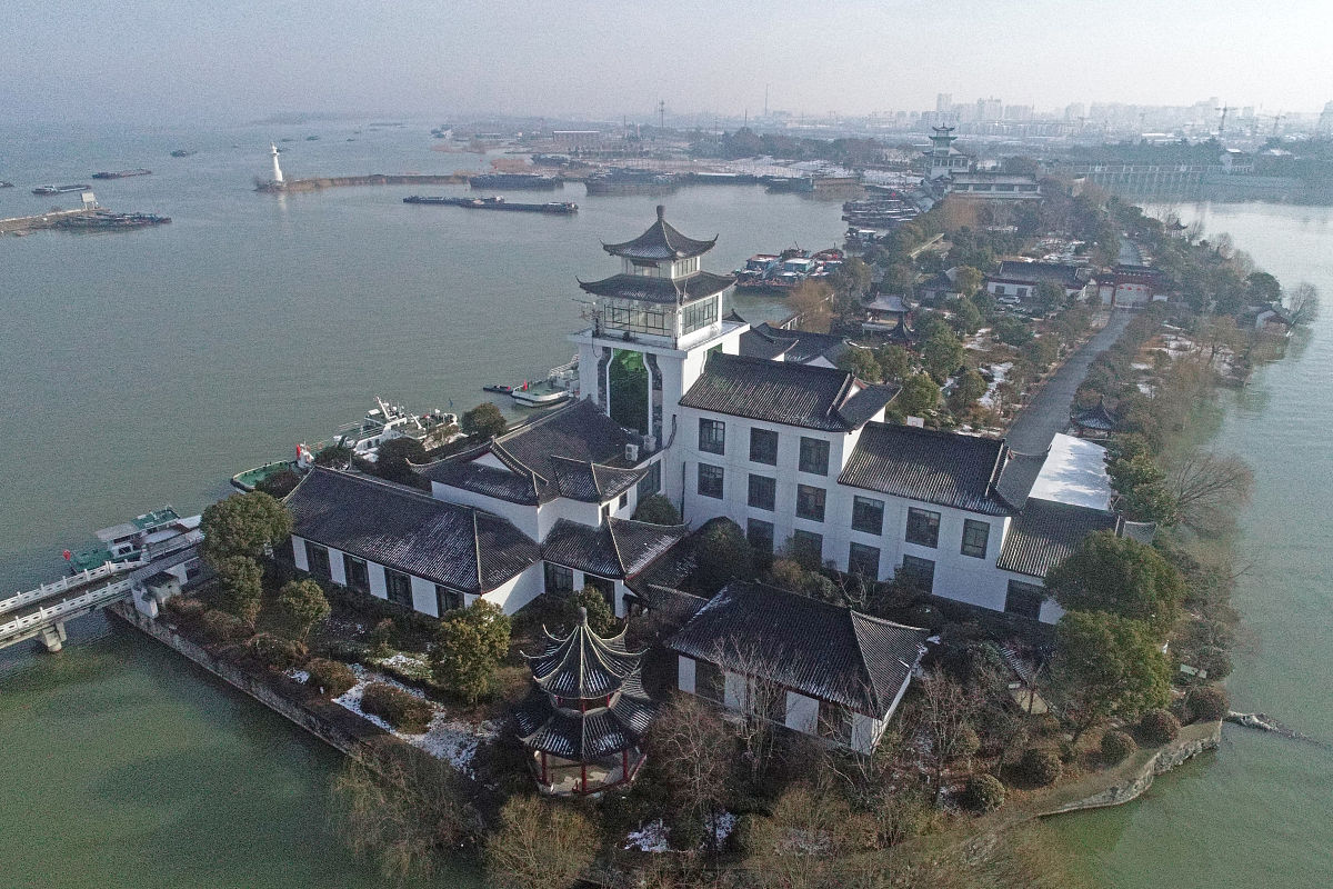 2022年2月8日,一场大雪后,江苏淮安洪泽湖畔古堰景区风景如画,美不胜