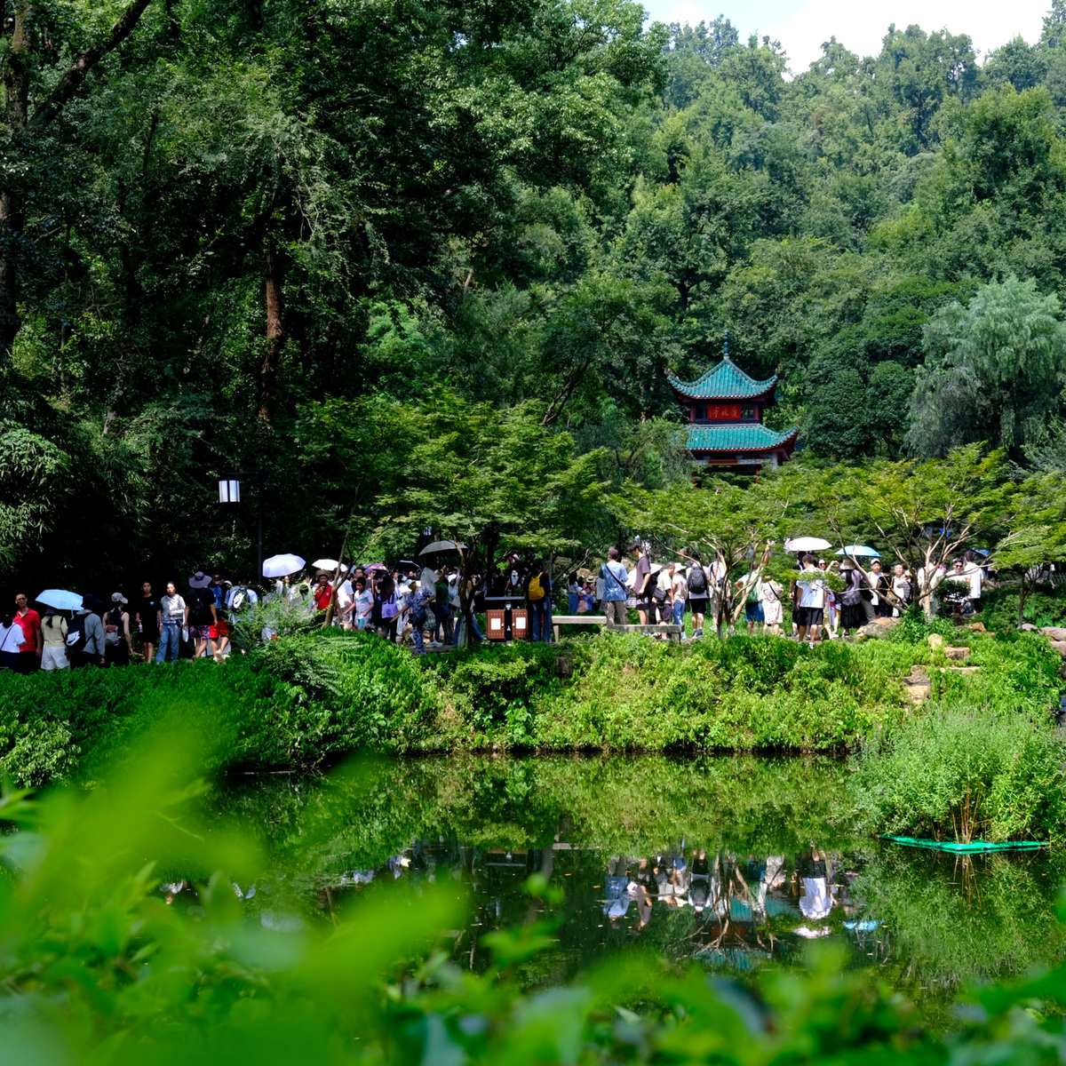 请根据今年五一情况做一份湖南湘潭周围高速600公里内的景点五天四晚旅游计划