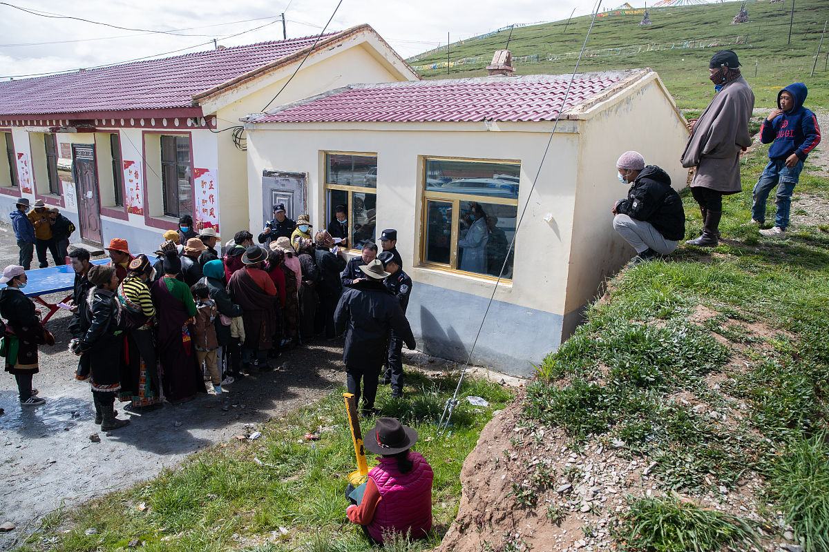 边疆村民新生活：从茅草屋到新房子，幸福生活触手可及