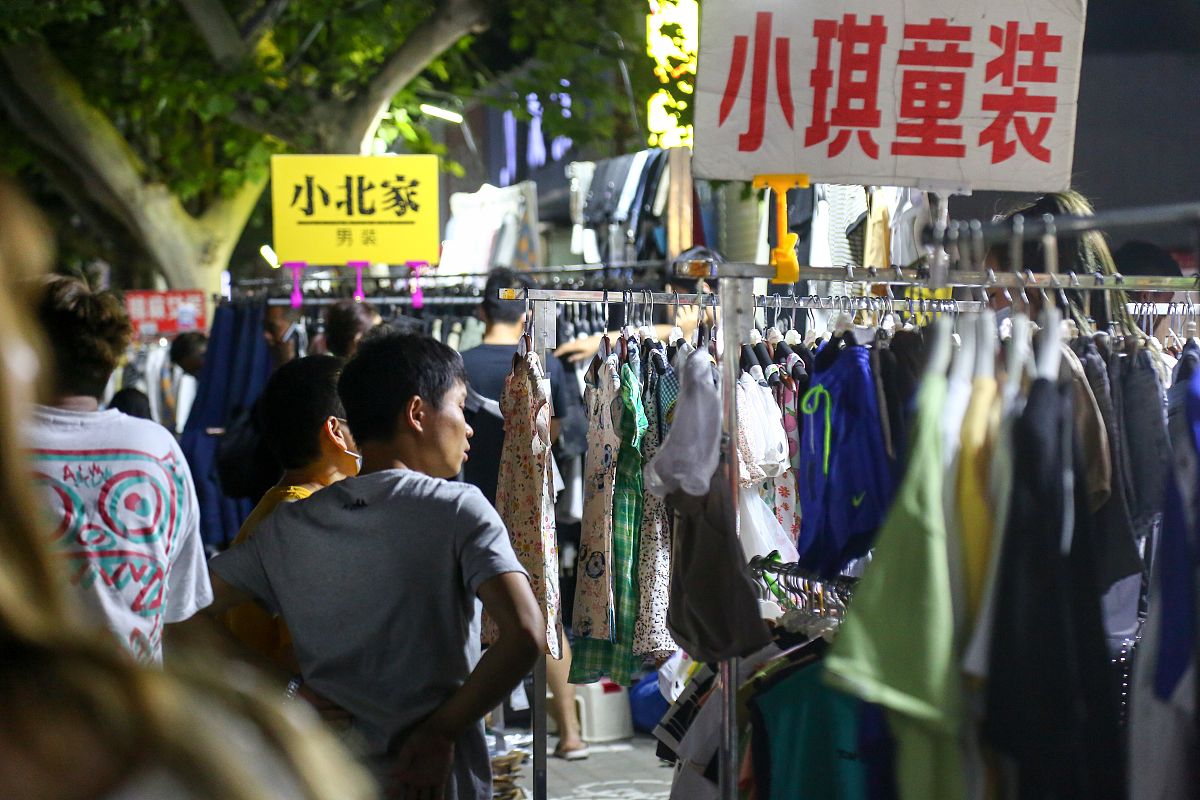 2020年6月1日,郑州健康路夜市复市,前来逛街的市民熙来攘往,而商户则