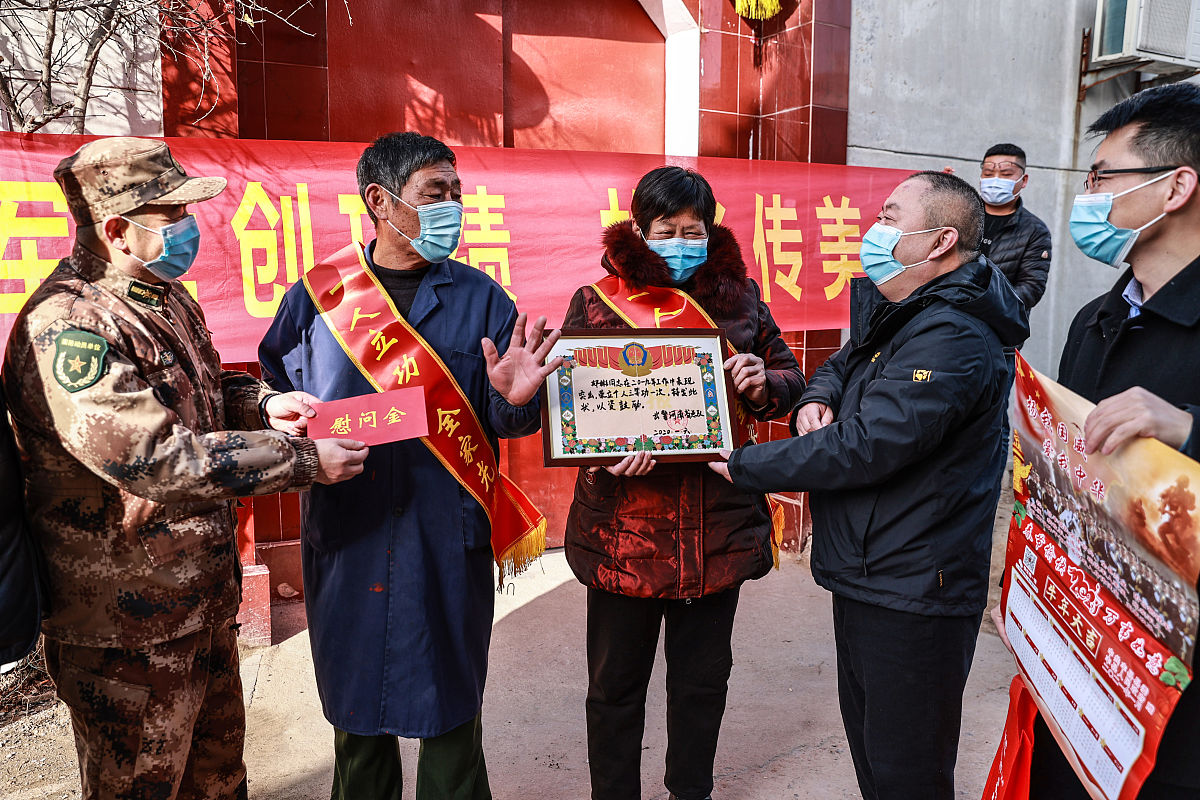 习近平总书记说崇尚英雄才会产生英雄争做英雄才能英雄辈出！请以榜样的力量为题做现场演讲。以基层工作人员的角色作答多举事例、多用排比句600字左右