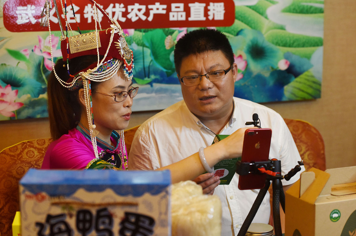 拼多多市场下沉策略解析：从农产品到乡村旅游，助力产业升级