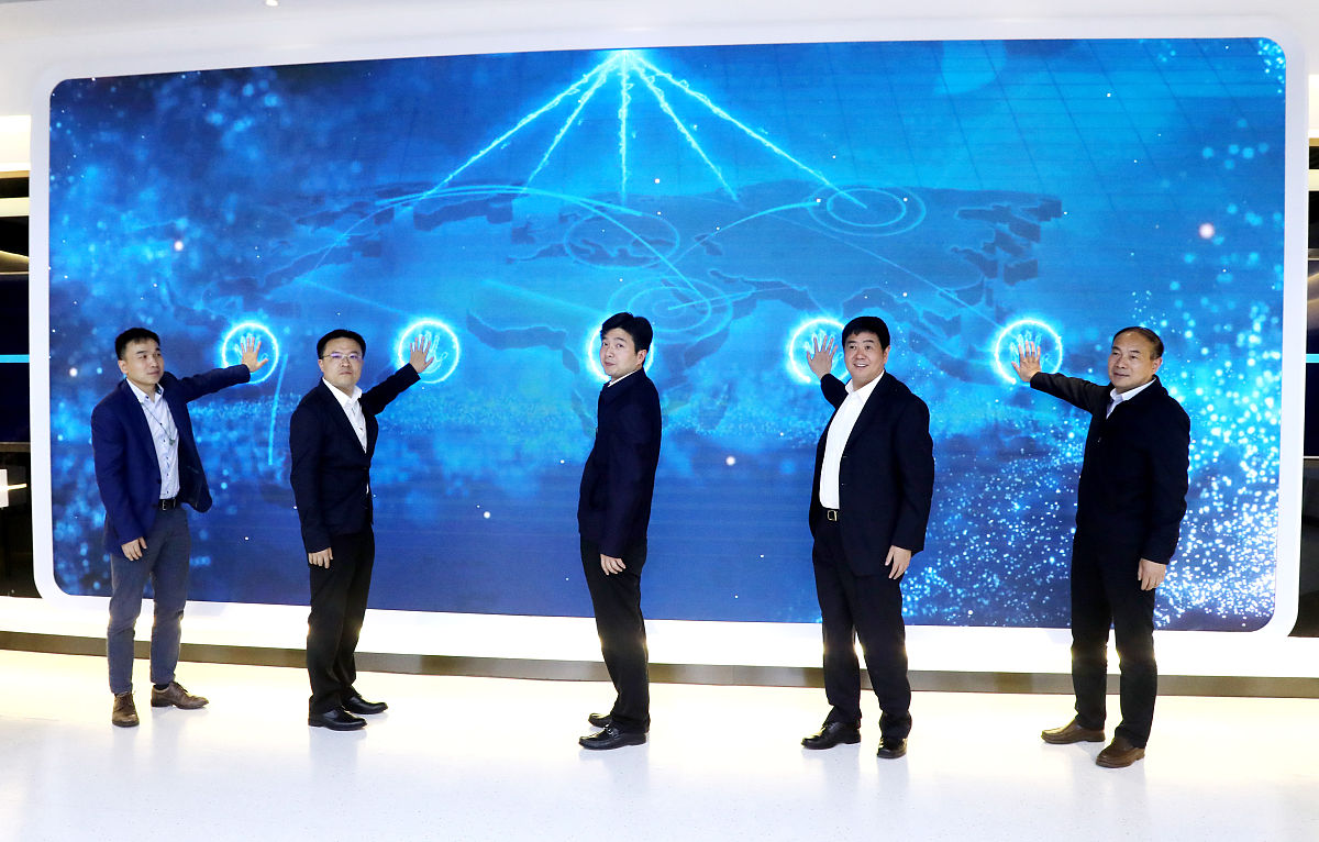 根据下面内容写一篇新闻稿件：n天津晨天智慧水务公司召开了星光不负逐梦人主题年会；会上集团各个子公司负责人进行汇报；集团总经理霍林发言；各营销板块负责人签订销售目标责任书；表彰优秀员工；董事长讲话